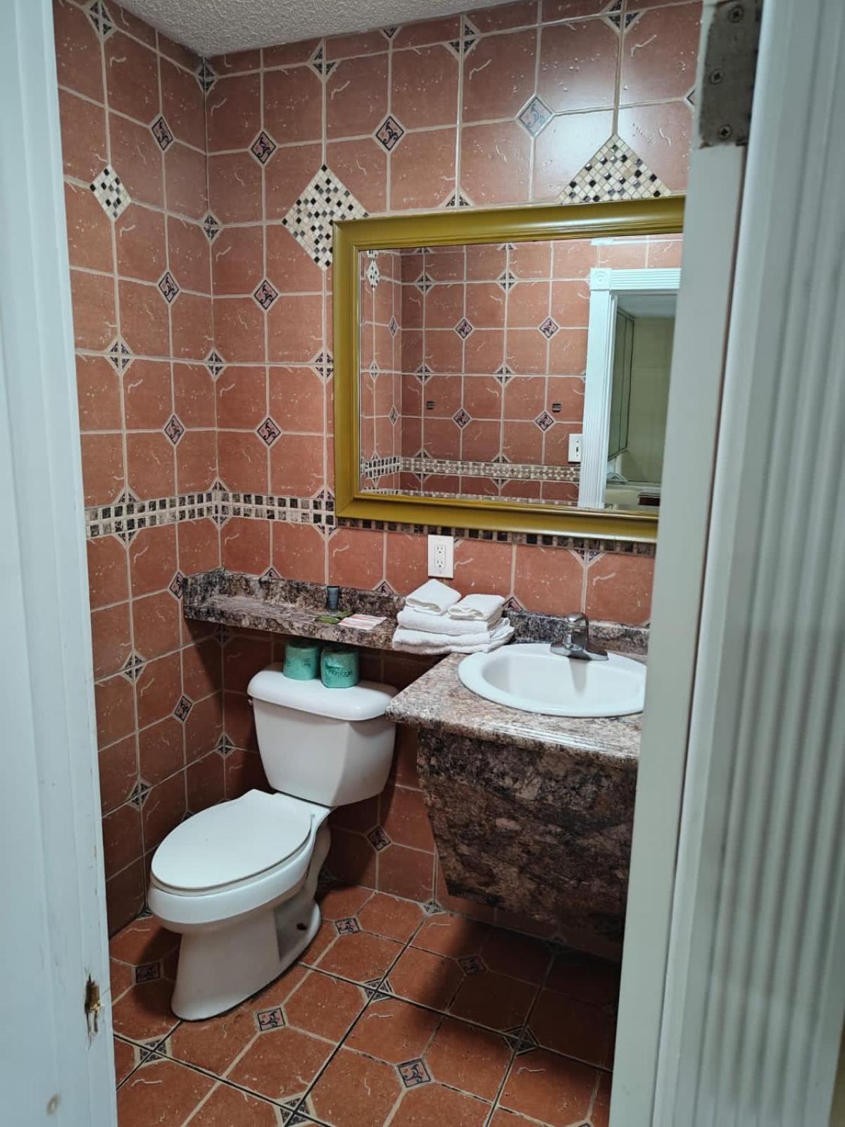 Deluxe Inn - Савана Екстериор снимка